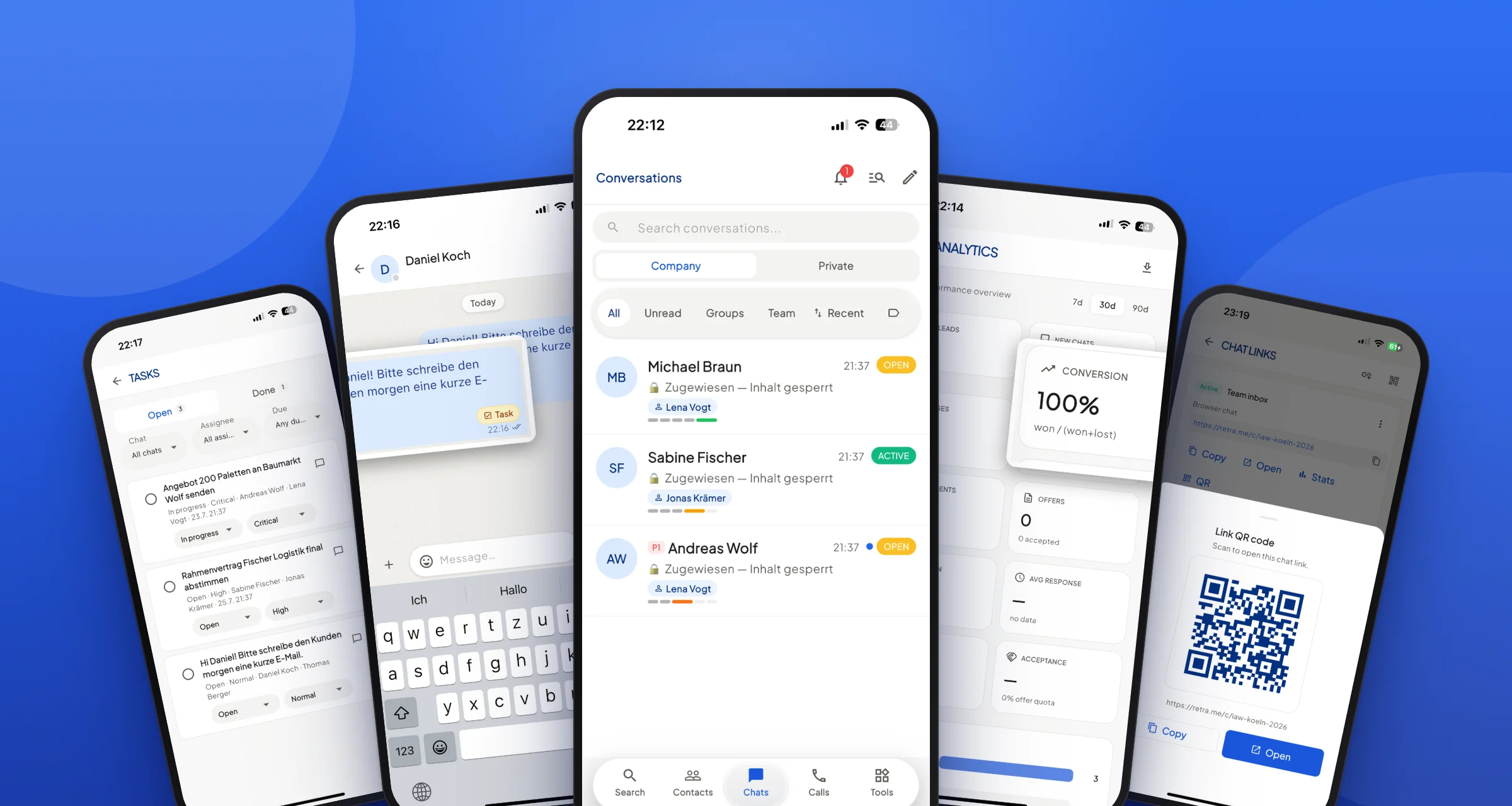 ReChat-App auf fünf Smartphones: Posteingang, Aufgaben, Chat, Analytics und QR-Code
