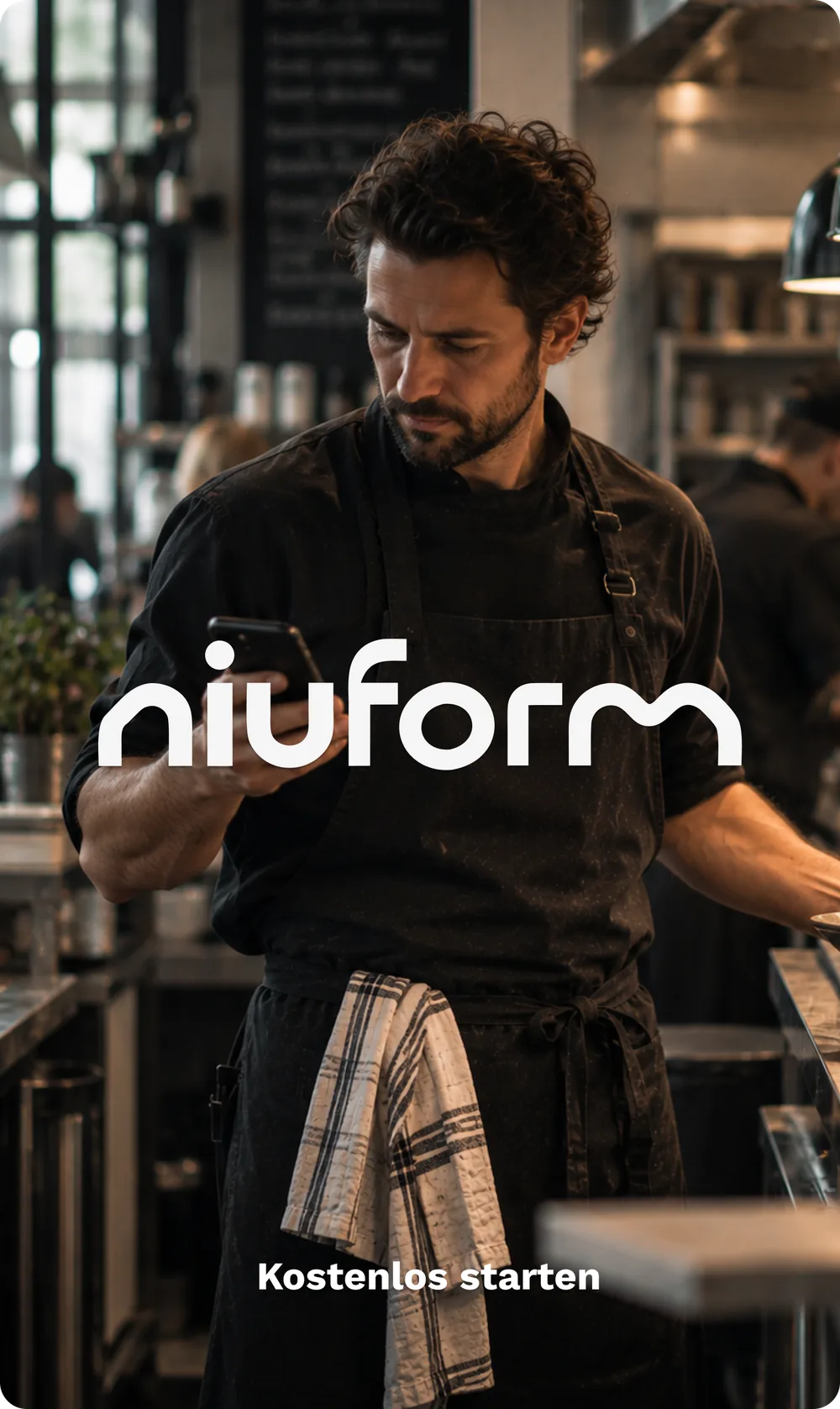 NIUFORM-Kampagne: Koch in der Restaurantküche mit Smartphone und niuform-Logo