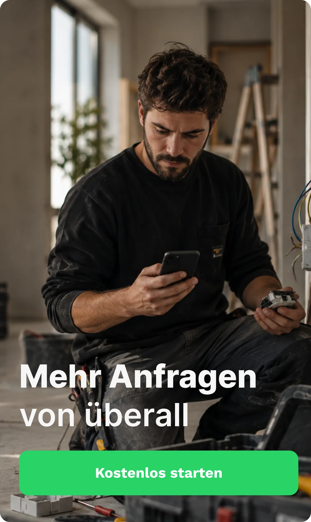 NIUFORM-Kampagne: Handwerker auf der Baustelle mit Smartphone – „Mehr Anfragen von überall“