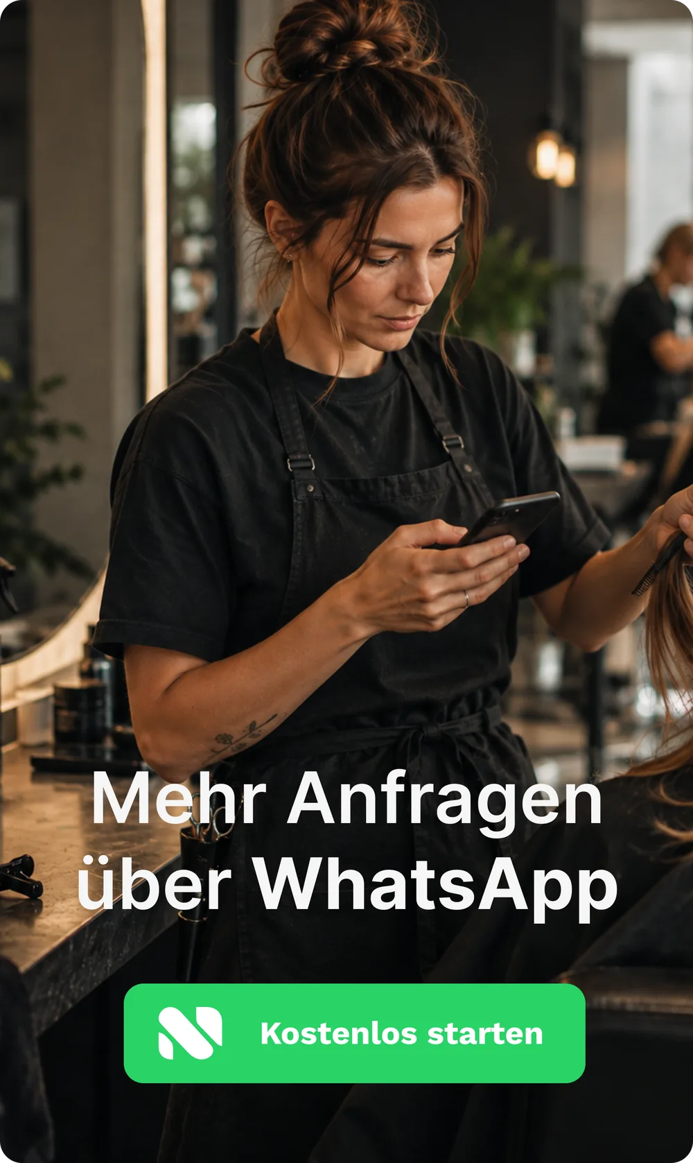 NIUFORM-Kampagne: Friseurin im Salon mit Smartphone – „Mehr Anfragen über WhatsApp“